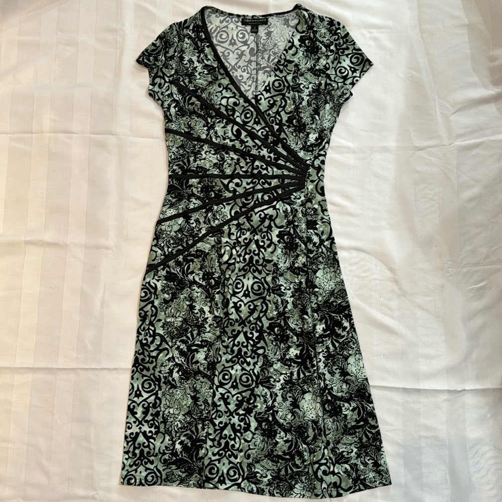 Pretty dress. Form fitting. Would fit sizes 8, 10, 12  material is stretchy.